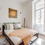 Romantic Apartment By The Park - Uaka7