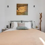 Romantic Apartment By The Park - Uaka7