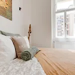 Romantic Apartment By The Park - Uaka7