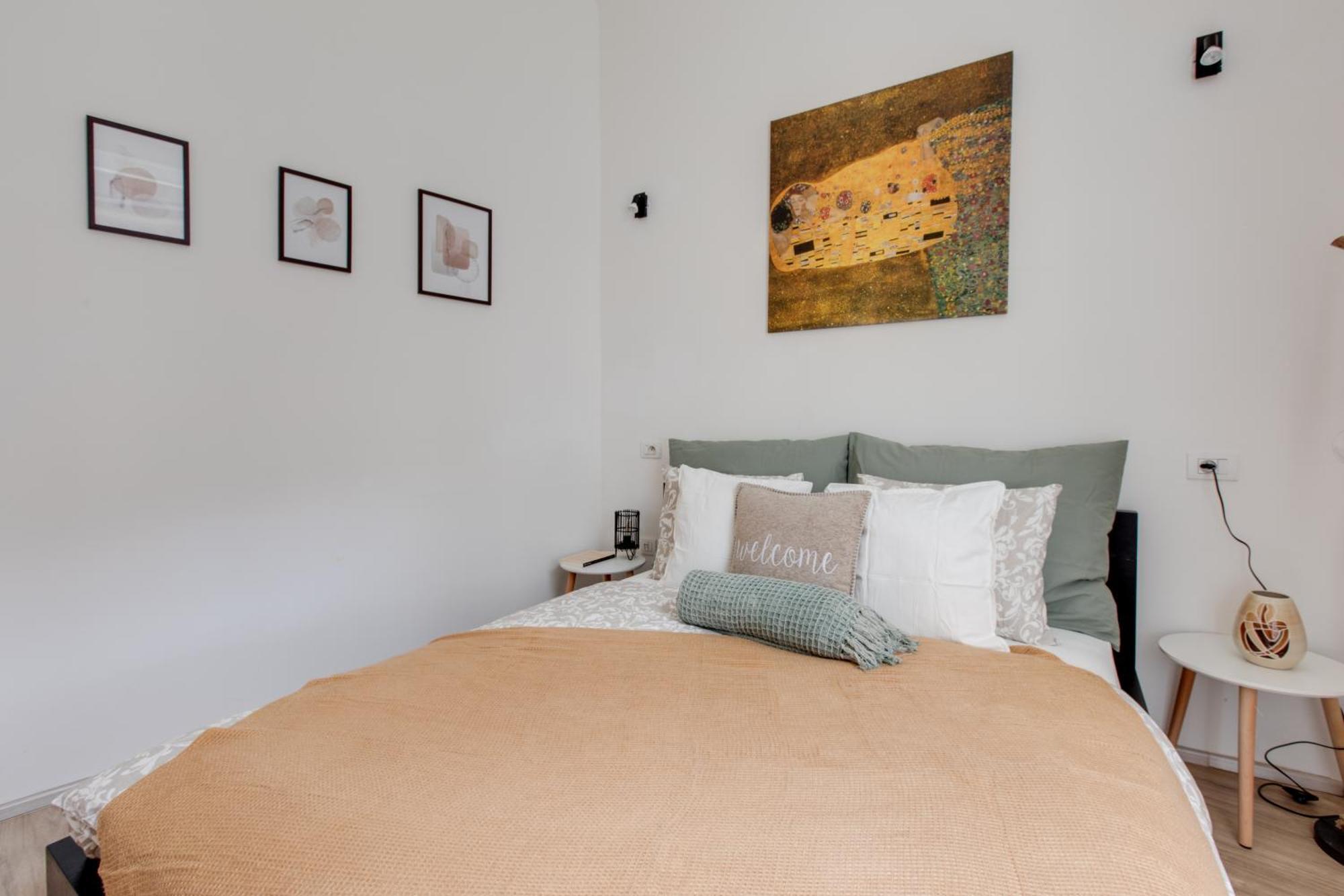 Romantic By The Park - Uaka7 * Prague